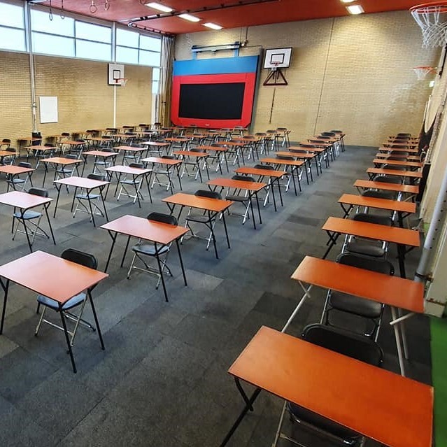 Examentafels en stoelen